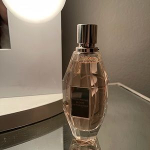 flowerbomb perfume🤍🤍